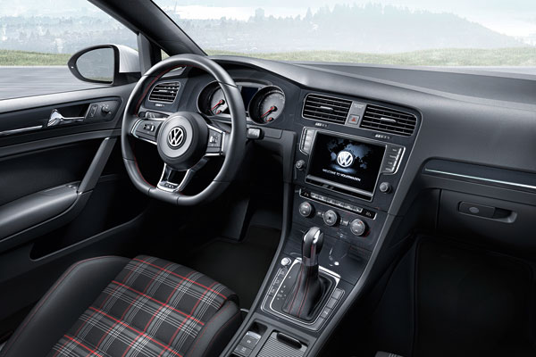 Volkswagen Golf GTI w środku